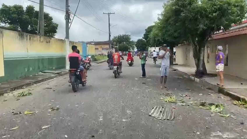 Tromba d'água destelha escola e casas em Nhamundá
