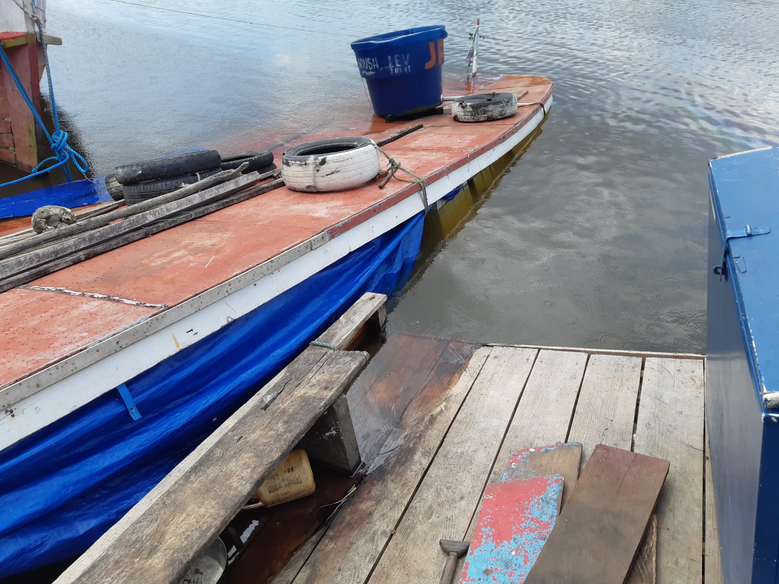 Barco de pesca afunda na Orla do Bairro União e família pede ajuda para remover embarcação de dentro d'água