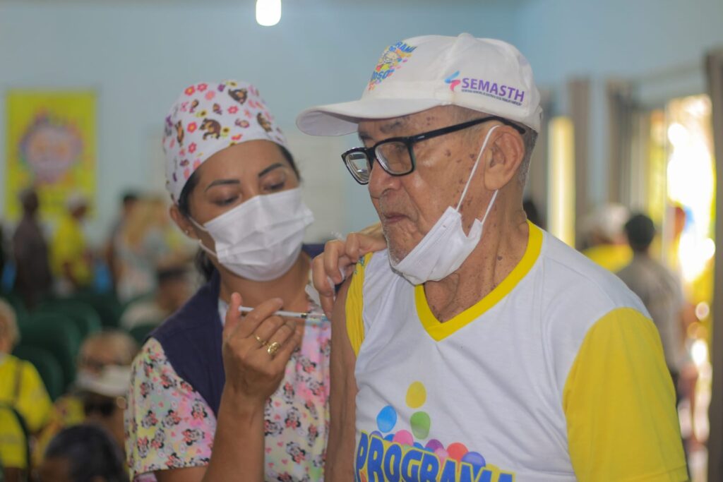 Parintins realiza força-tarefa para aplicação de vacina bivalente contra Covid em idosos